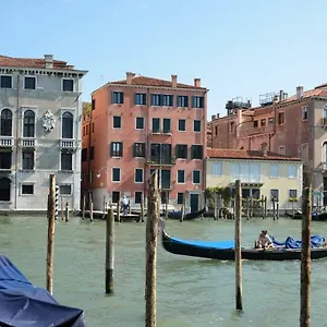  Holiday home Charming On Grand Canal